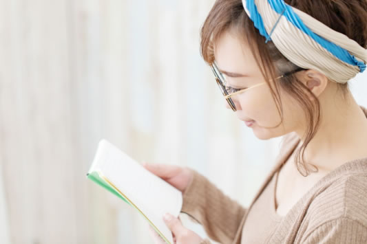 読書する女性